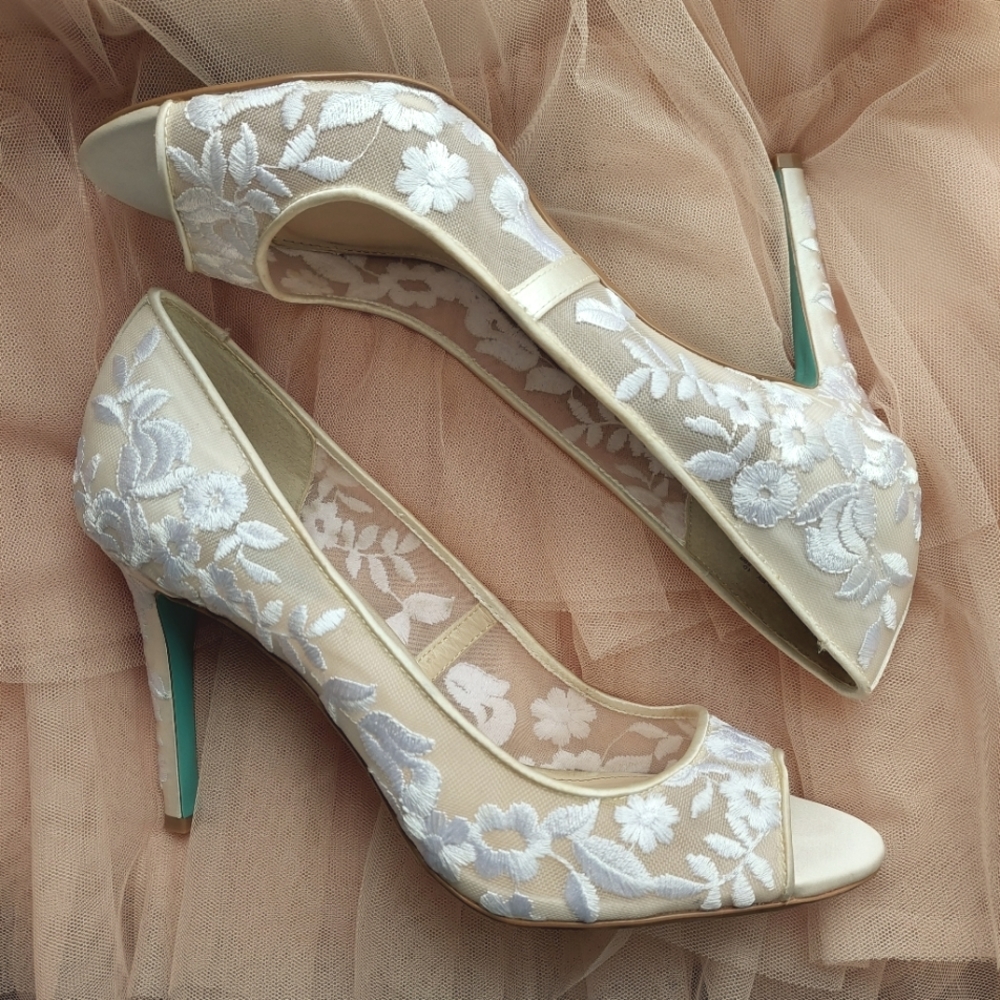 Betsey Johnson Open Toe Embroidered White Cream Heels Sz 10
